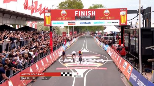 Pogacar-Evenepoel? No... l'Amstel è di Skjelmose! L'iridato beffato al photofinish, che finale a Valkenburg