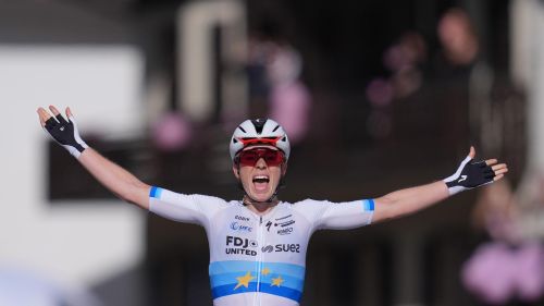 L'urlo di Deminator! Vollering spacca il Tour e batte allo sprint Reusser e Niewiadoma, perde tanto Longo Borghini