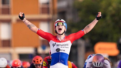 Uragano Wiebes, vince anche all'attacco al Tour of Britain. Philipsen trafigge Kooij, Davide Stella gemma azzurra all'Avenir
