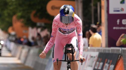 Finn da sballo, un italiano in maglia gialla per sognare 53 anni dopo Baronchelli: Lorenzo domina la cronoscalata di Flaine