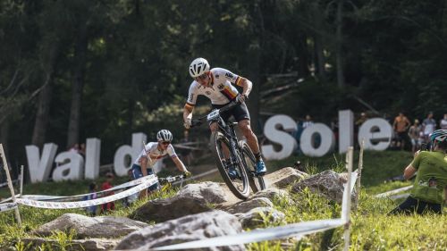 Italia con grandi ambizioni per il Team Relay che apre il Mondiale trentino. Pidcock, incidente in allenamento