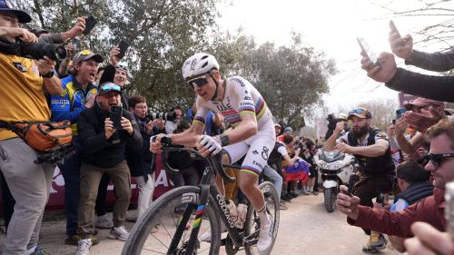 Tripletta Pogacar, ma stavolta il fenomeno deve soffrire in salita con Mas, battuto poi nello sprint a due