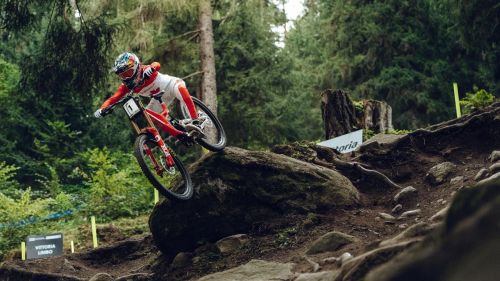 Mito Vali Hoell: è cinquina mondiale in serie, leggenda unica del Downhill. Che amarezza per Scarsi
