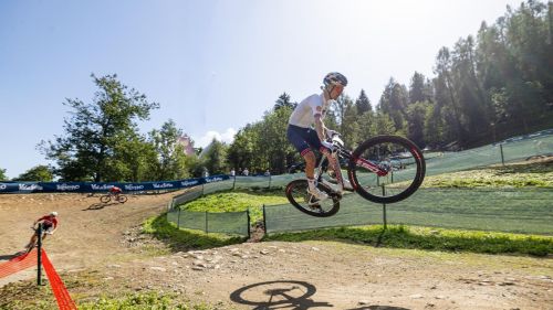 Pidcock, sei un mito! Che numero di Tom per la seconda maglia iridata del cross country, è doppietta britannica
