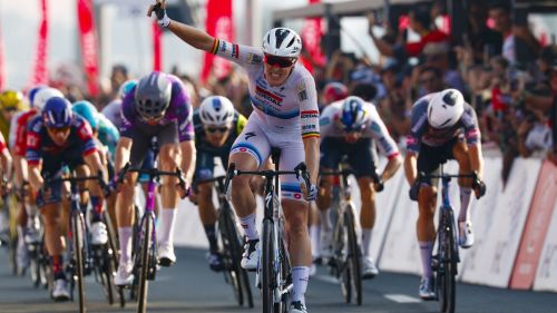 Ganna sfortunatissimo, fora e perde tutto al Tour of Britain. A Skegness volata di Merlier su Kooij