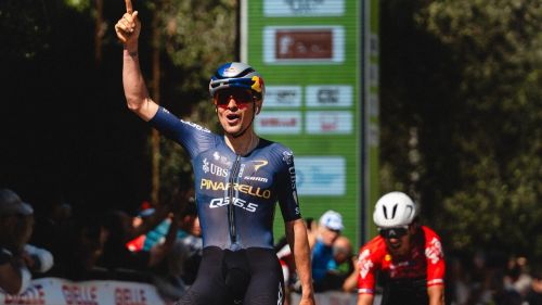 Tappa accorciata per il caldo alla Vuelta e... Brennan sorride. Pidcock faro del GP Larciano, termina il Tour of Britain