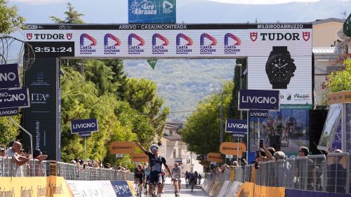 Splendida stoccata di Alessandro Fancellu: tappa e maglia in Abruzzo battendo Rondel, Ulissi e Vauquelin