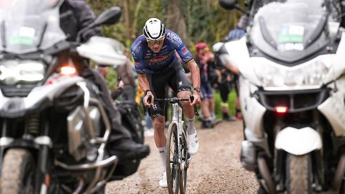 Attacca ai -10 km, viene ripreso e poi batte tutti sul muro di Luxembourg City: sì, è un Van der Poel mondiale