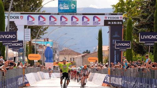 Che impresa di Filippo D'Aiuto al Giro d'Abruzzo: il friulano anticipa gli sprinter con una fuga eterna, Godon e Dati beffati