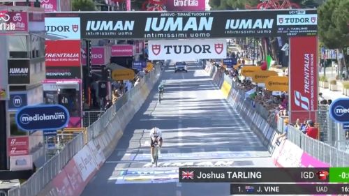 Tarling re del tempo, ma Roglic è favoloso e per un secondo toglie la maglia rosa a Pedersen