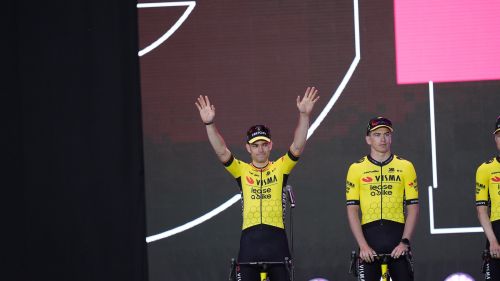 A Lecce tutti attendono la volatona: Van Aert apripista di Kooij, Pedersen rosa, ecco la 4^ tappa del Giro