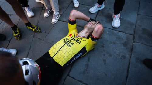 Van Aert &egrave; tornato... di nuovo! Dopo l'infortunio al gomito batte tutti nella 1^ tappa del Giro di Danimarca