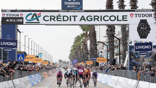 Sui Campi Elisi lo show di Van der Poel, Pedersen, Pogacar, Philipsen e... chi altro? Al tramonto si chiude il Tour