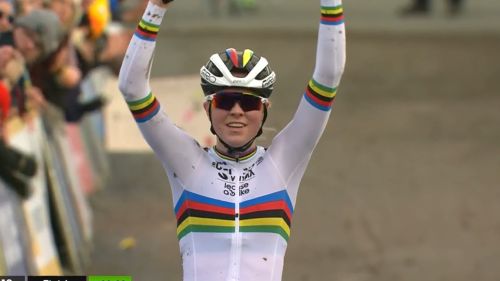 Van der Poel vs Van Aert, non c'è storia a Mol: il campione del mondo domina, Wout è secondo