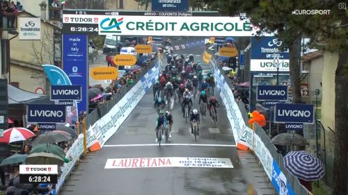 Tour - Le lacrime di Vingegaard dopo la vittoria: 'Ho passato 3 mesi molto difficili. Strano che abbia battuto Pogacar'