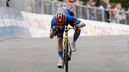 Ennesimo show di Vingegaard a Pila, &egrave; tris e maglia rosa: Pellizzari, che reazione per sperare ancora nel podio