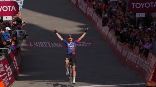 La Omloop Het Nieuwsblad in rosa è finalmente: stronca allo sprint Niewiadoma, 3^ Wiebes