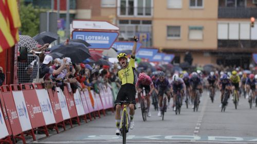 Vuelta Femenina: caos nel finale causa caduta allo sprint, Vos domina e Paternoster (2^) si prende la maglia