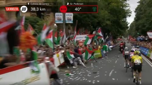 Assurdo alla Vuelta: tappa neutralizzata ai -3 km e senza vincitore causa manifestanti, Pidcock e Vingegaard beffati