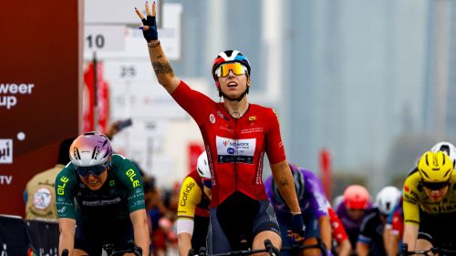 Evenepoel strepitoso alla Valenciana, tappa e maglia. Wiebes senza rivali, tris in serie all'UAE Tour mentre in Oman...