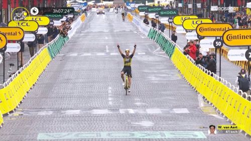 Fantastico assolo di Wout Van Aert sotto il diluvio di Parigi! Che chiusura di Tour con Pogacar-show