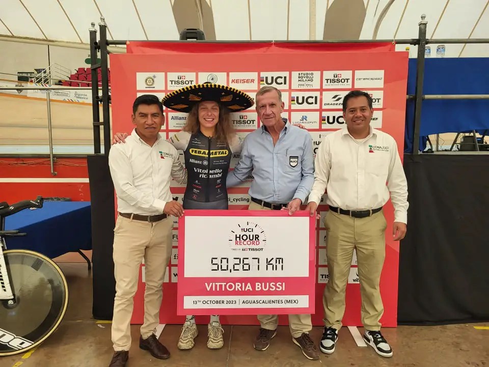 Kooij sella en Guangxi, Milán (10º) regalando la camiseta.  Vittoria Bussi registra la hora soñada en México