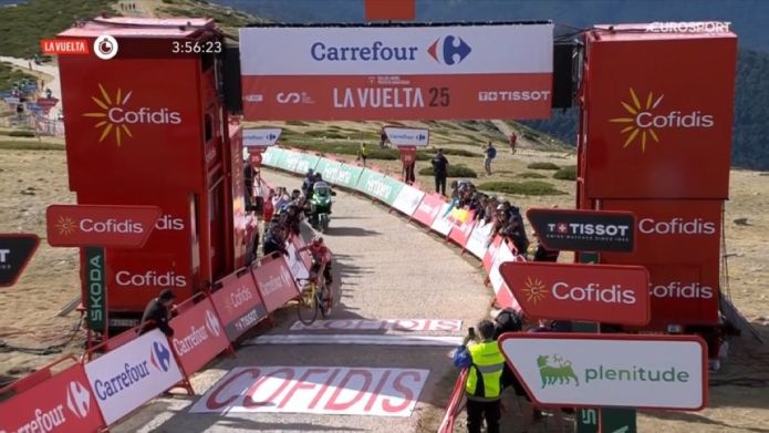 L'urlo del padrone! Vingegaard chiude la Vuelta facendo tris alla Bola del Mundo, Pellizzari perde la maglia bianca