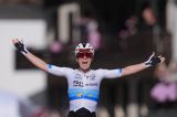 L'urlo di "Deminator"! Vollering spacca il Tour e batte allo sprint Reusser e Niewiadoma, perde tanto Longo Borghini
