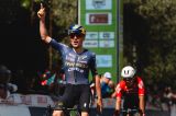 Tappa accorciata per il caldo alla Vuelta e... Brennan sorride. Pidcock faro del GP Larciano, termina il Tour of Britain
